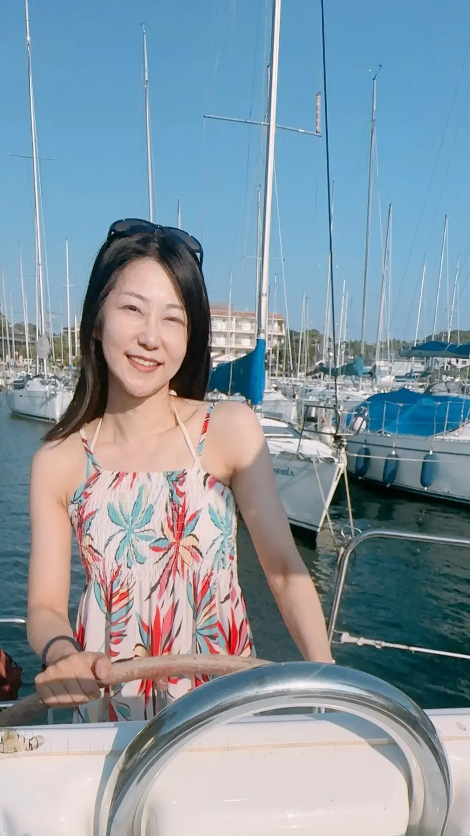 ヨットの上からの三浦半島の海