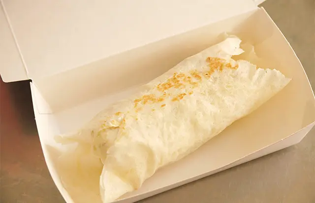 キャベツ、エビ、干し豆腐、錦糸卵、豚肉、ライ豆、ピーナッツ砂糖、香菜、ニンニク入り春捲（チュンジェン）NTD55。甘さ調整可