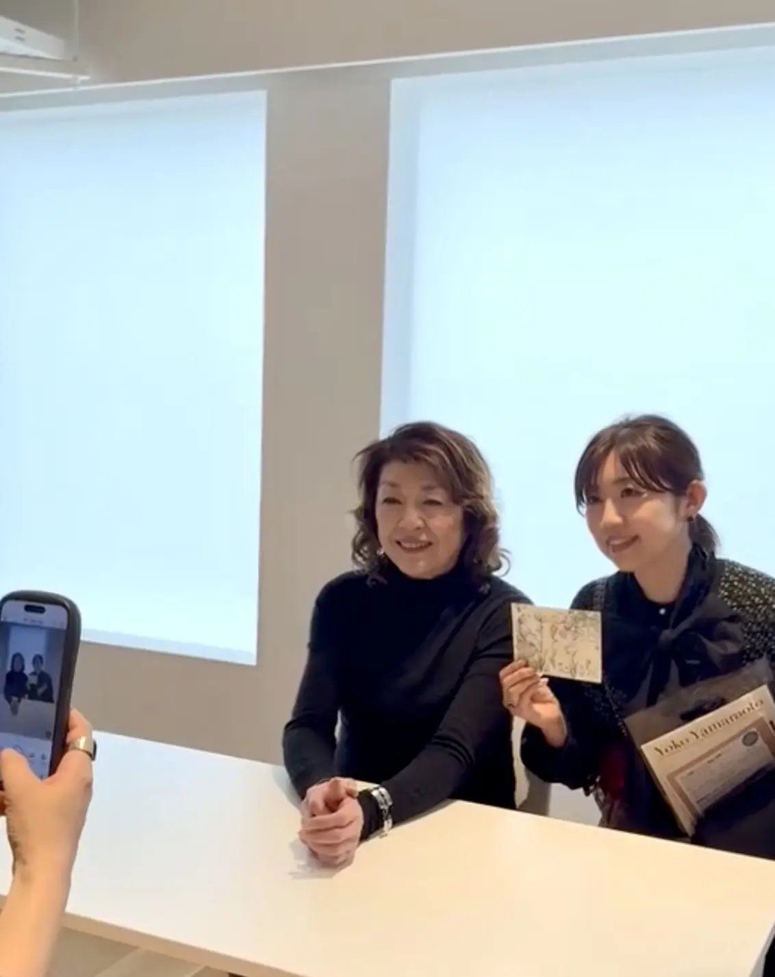 木の温もり感じる村上春樹ライブラリーと山の画像_22