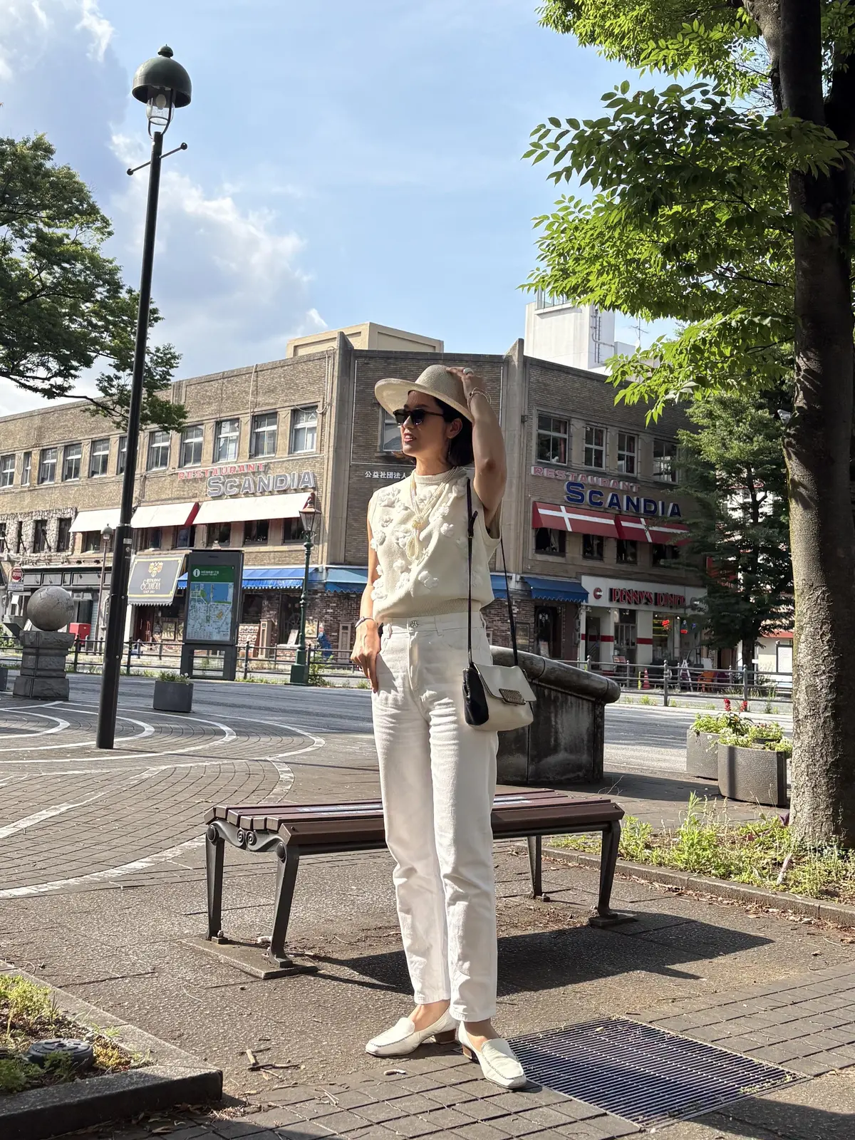 オールホワイトコーデ　ZARA デニム　パール