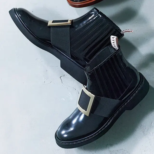 ロジェ・ヴィヴィエ・ジャパンの黒ショートブーツ