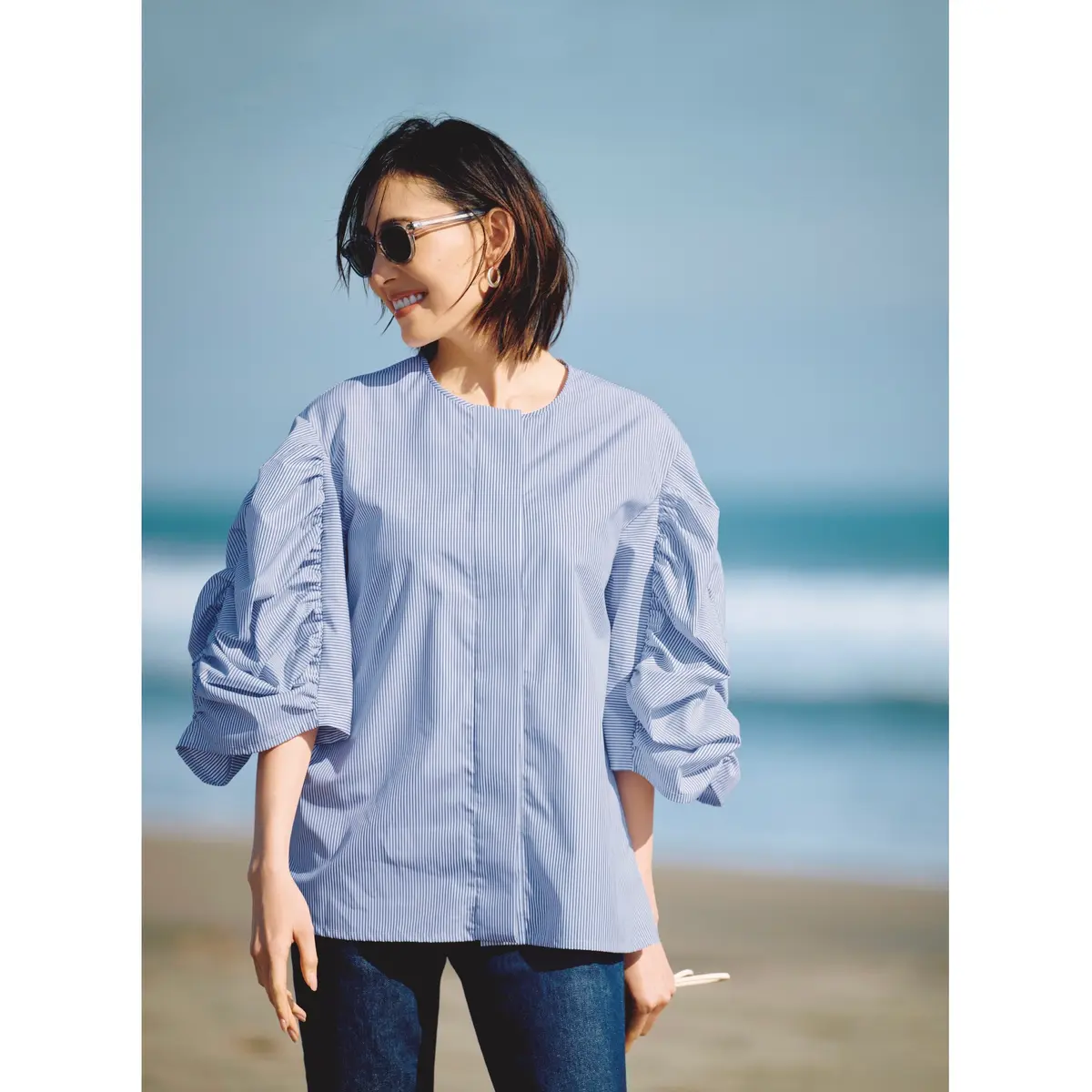 ブルーのピンストライプ柄ブラウスとブルーデニムのコーデ　モデル・LIZA