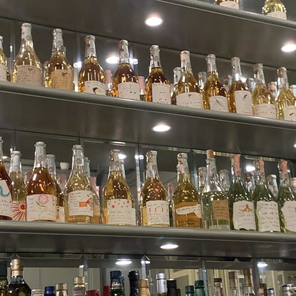 グッチ オステリア ダ マッシモ ボットゥーラ トウキョウのバーカウンターのお酒