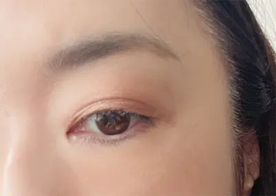 コスメデコルテ アイグロウジェムの新色16G prism jupiterを瞼に塗った写真