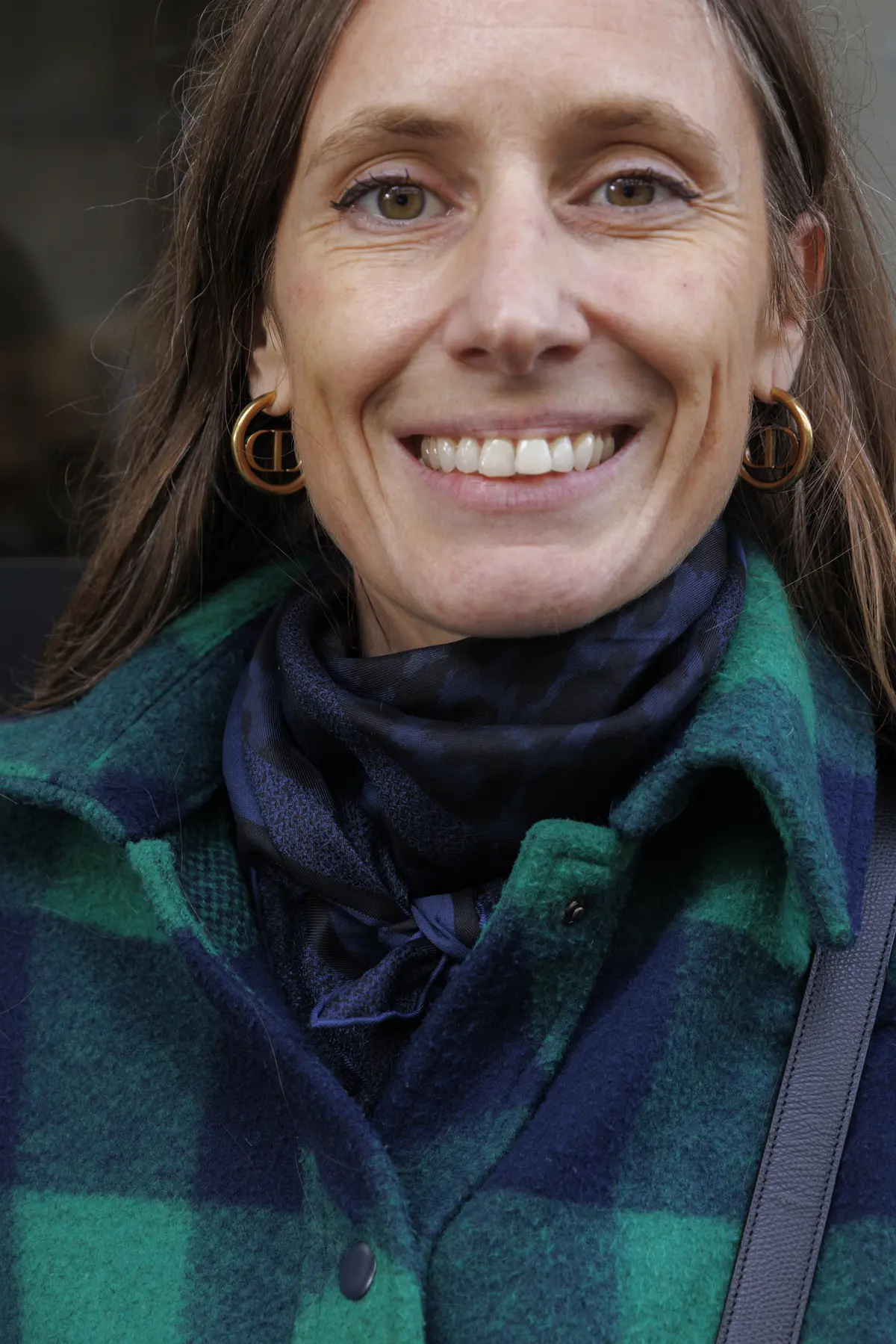 ファッションスナップ　スカーフ　ディオール