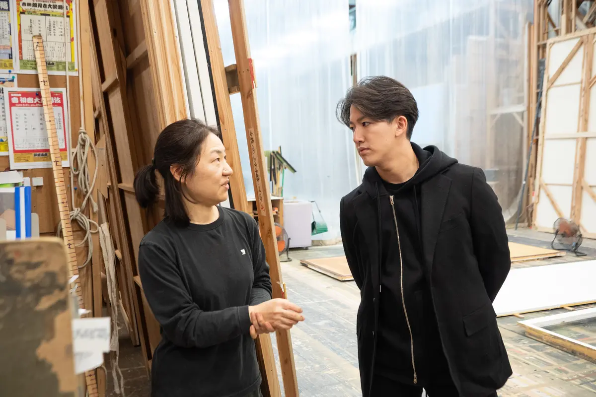 塗方の永田さんと。直前に控える１月の演目ついての具体的なお話に花が咲く