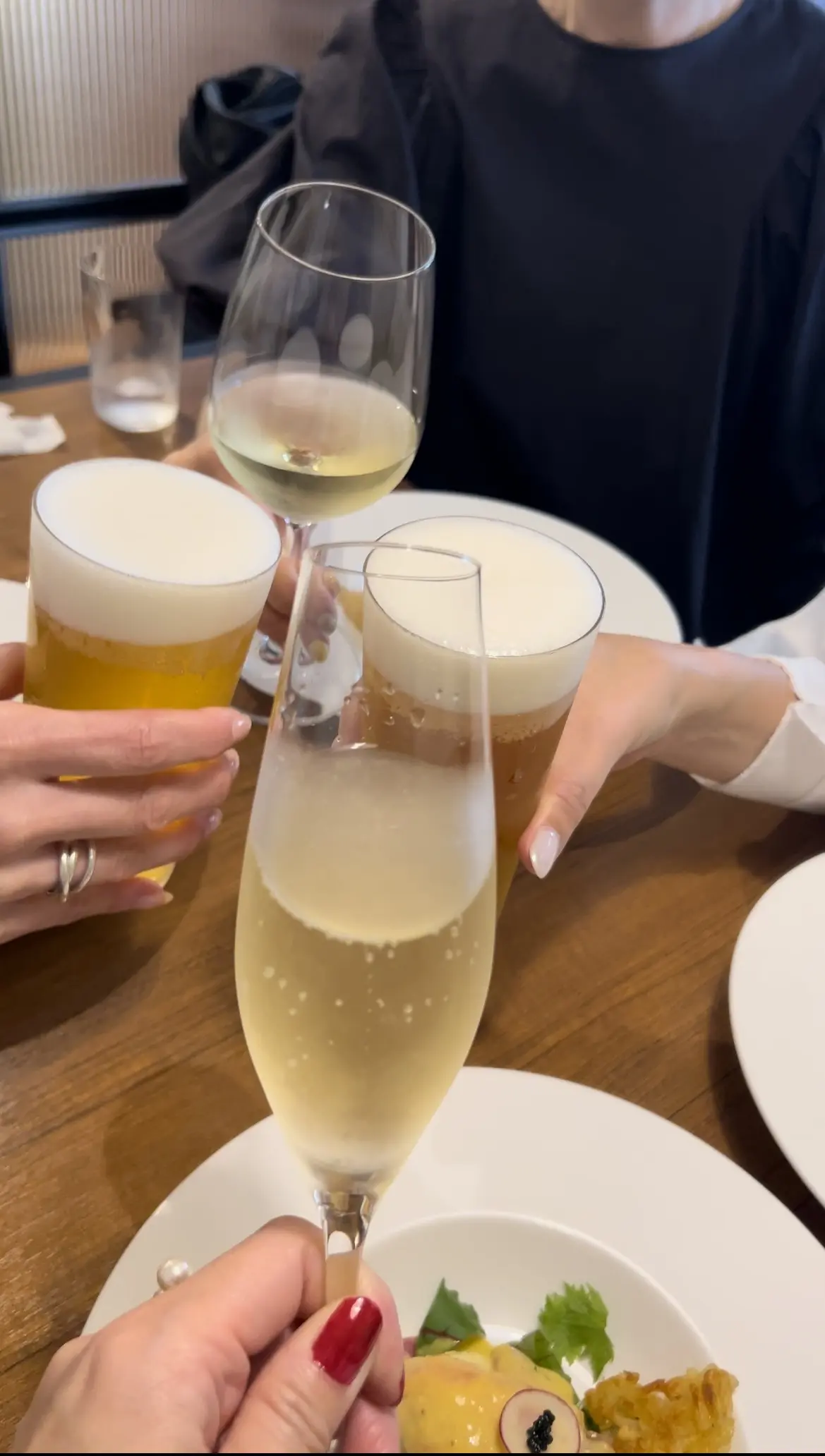 ちなみに、きれいな赤ネイルの手元は、リラフラちゃん。