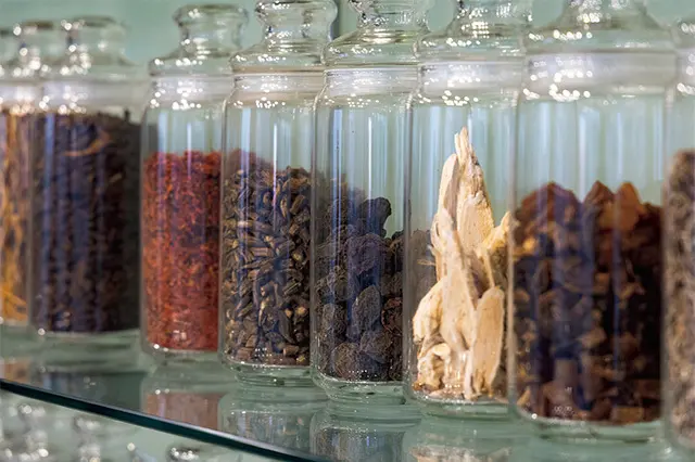 韓方薬の料金は症状によっ て異なるが、1カ月W450,000～650,000程度。