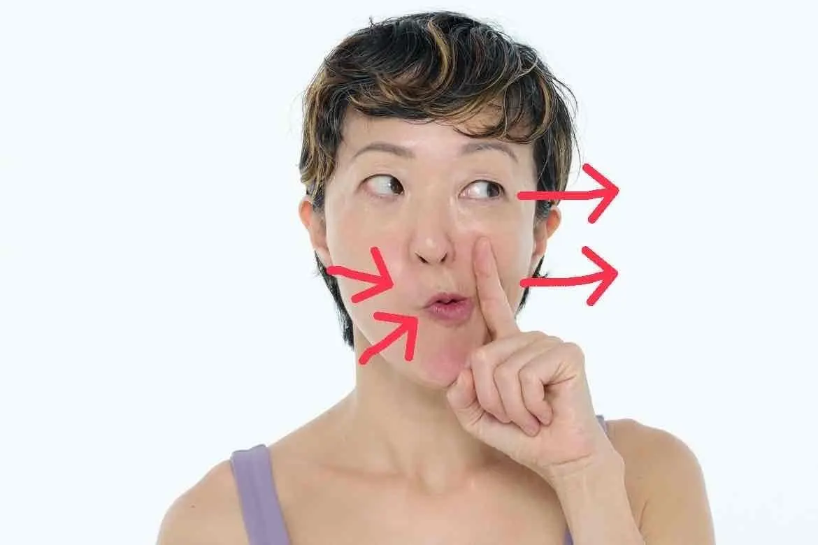 OurAge×Webエクラ 贅肉をとる顔ストレッチ 頰の左側、ほうれい線が出るラインに人差し指を当て、優しく横方向へ引っ張る