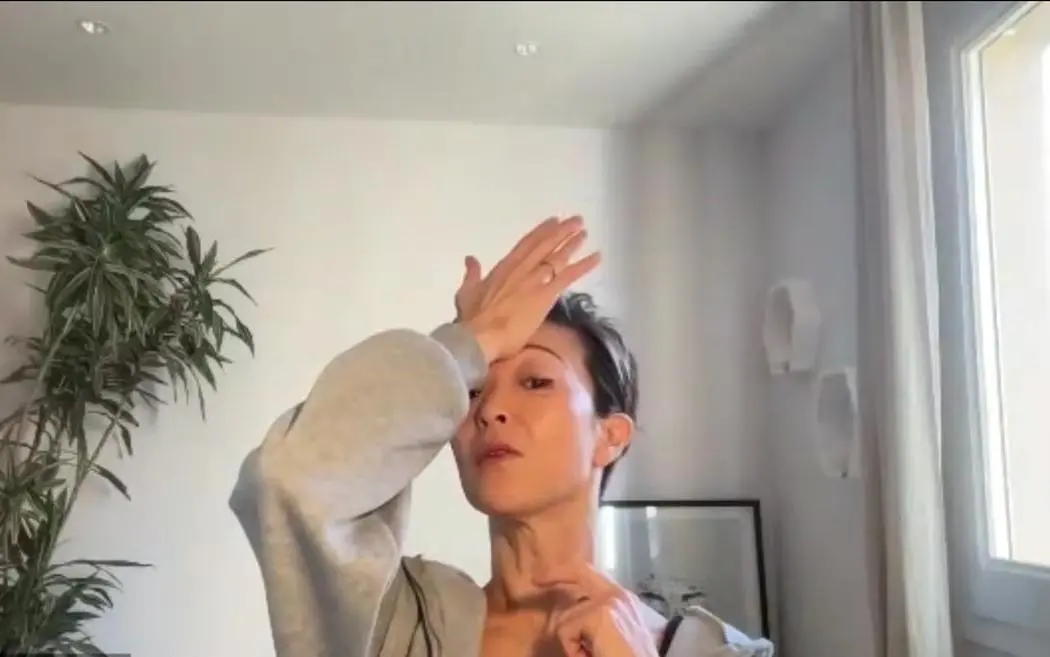 OurAge×Webエクラ 40代50代　前頭骨のエクササイズ　NGポーズ