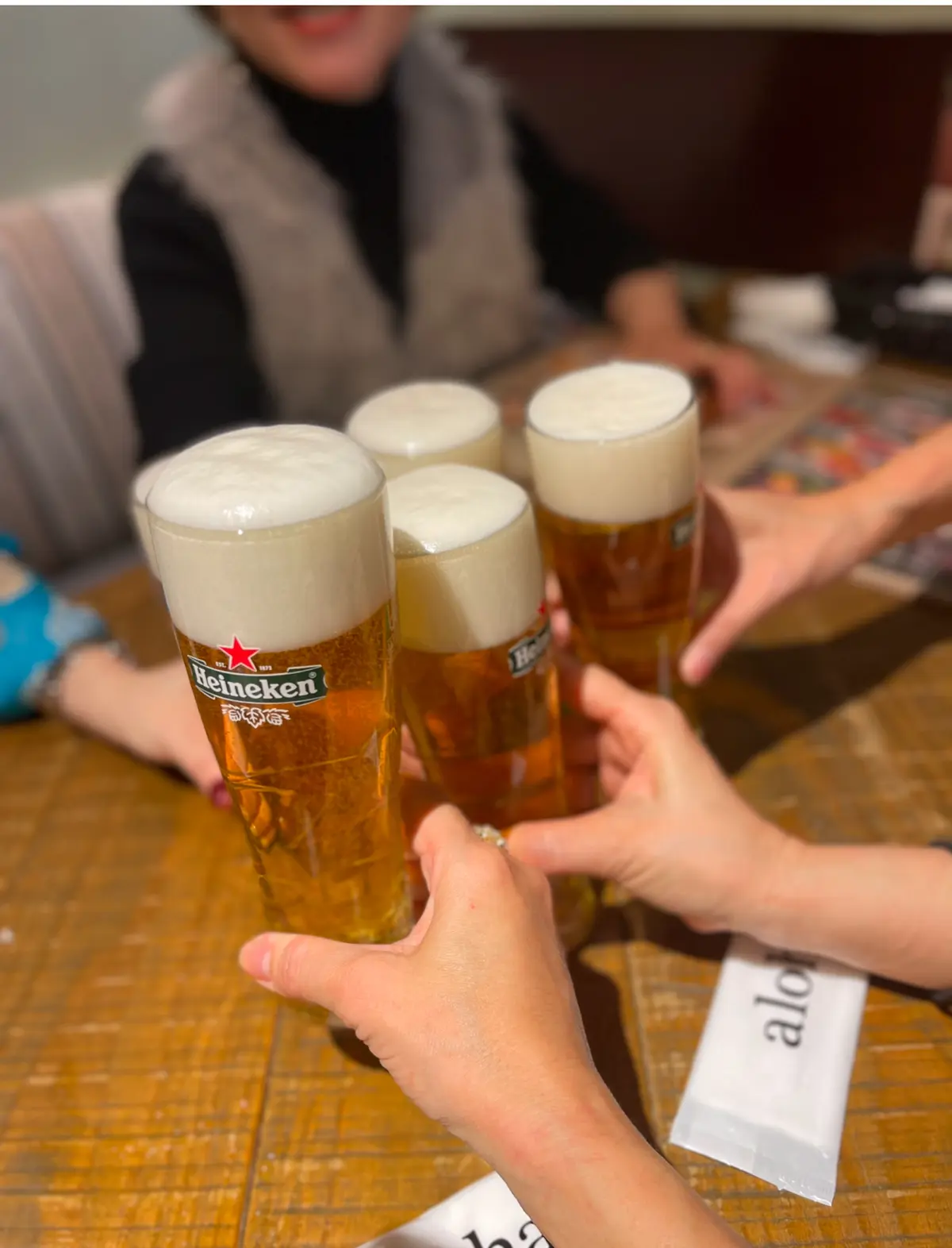 優しいイエローニットで大人女子会の画像_3