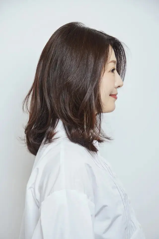 みずみずしいツヤ感と軽やかな動きが魅力！ 上品ミディアムスタイル【50代髪型・ヘアスタイル】