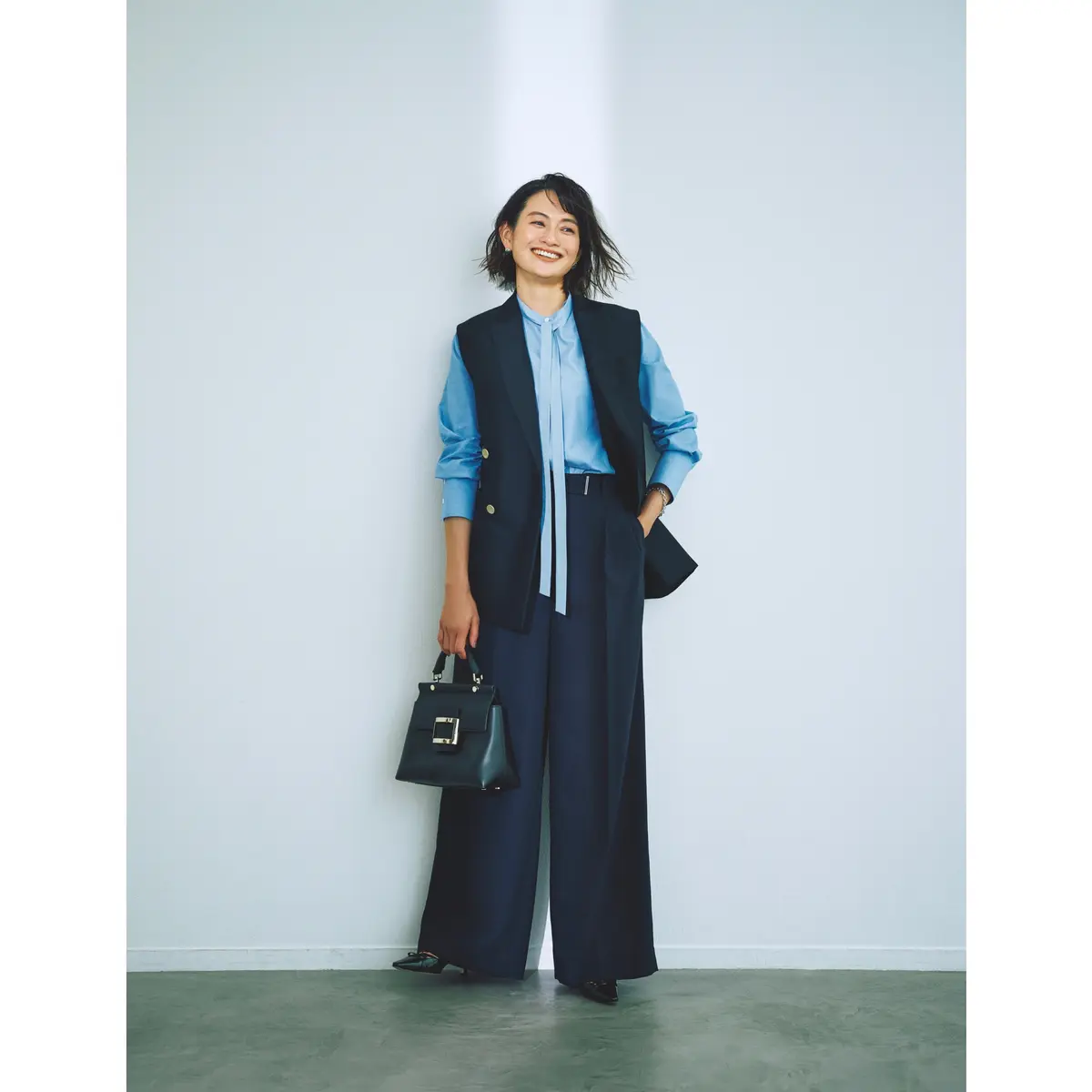 ネイビージレとブルーボウタイブラウスに、ネイビーパンツを合わせたコーディネート　モデル・渡辺佳子