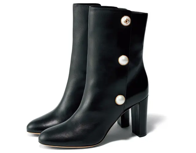 【Jimmy Choo（ジミー チュウ）】パールボタンが装いに映える、クラシカルモダンな華ブーツ