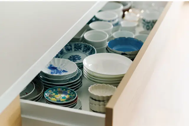 食器類はすべて引き出しに収納。全体が見渡せ、出し入れもしやすい。ワイングラスのみ開き戸内に