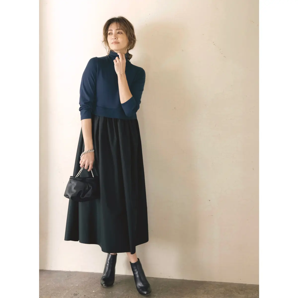 ネイビータートルニットとギャザースカートのドッキングワンピースのコーデ　モデル・RINA