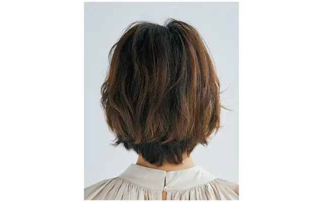 長めショートボブはセンターパートで印象変えを