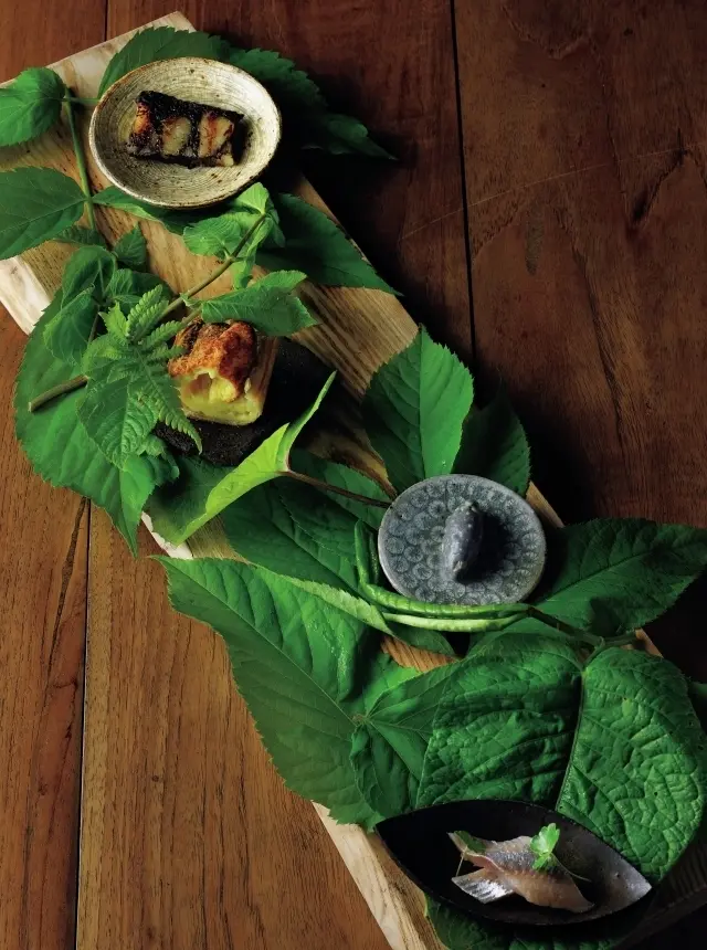 アミューズは、天然きのこのテリーヌ、グジェール、ニシンのマリネなどを敷地内で摘（つ）むイタドリの葉にのせて。料理は時期替わり。