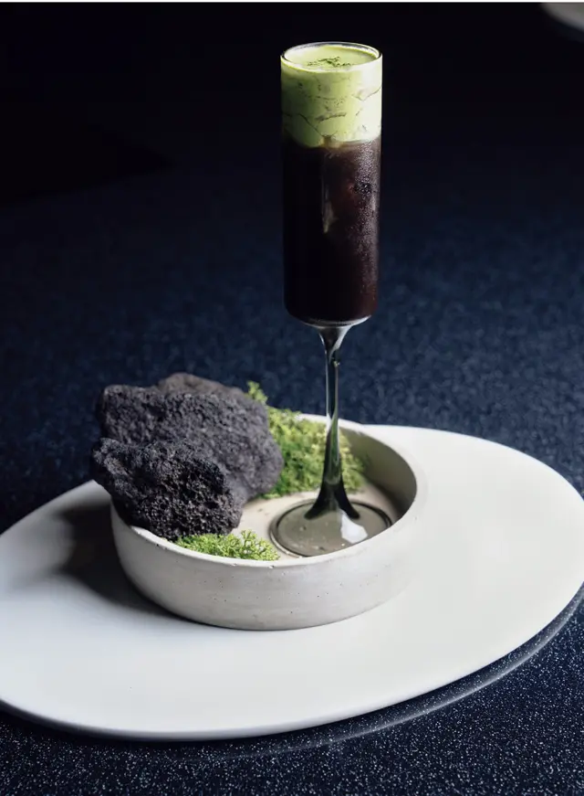 十長生の石から済州島の火山をイメージ。 ココナッツウォーターベースのドリンクは、よもぎの粉末茶をのせて