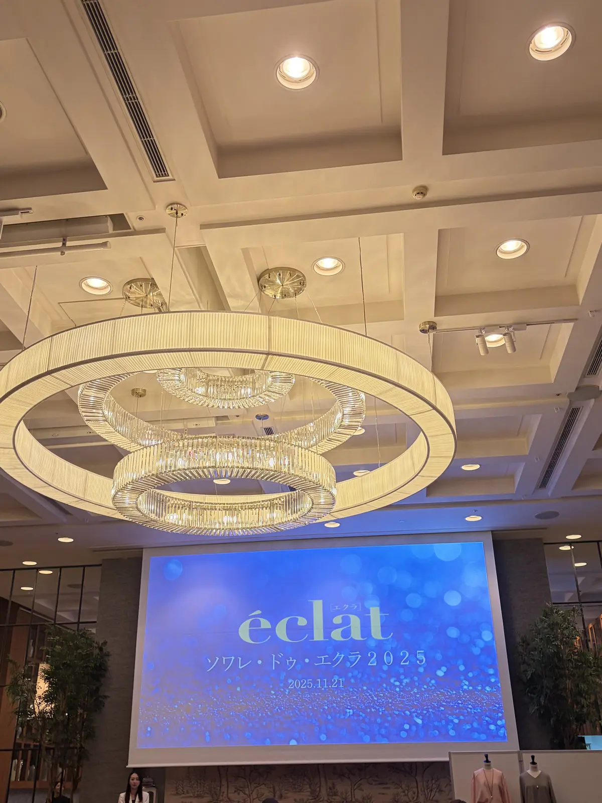 ソワレ・ドゥ・エクラ2025の会場内のゴージャスなシャンデリア