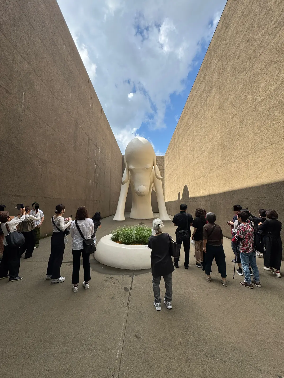 あおもり犬　青森県立美術館