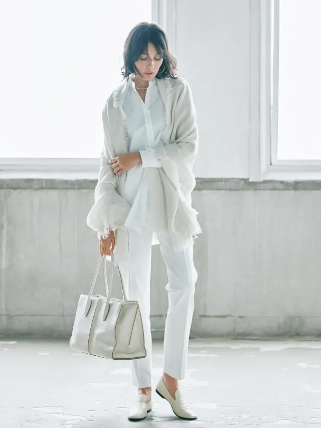 クールなムードの真っ白なパンツスタイルはトーンの違う白小物で柔らかく