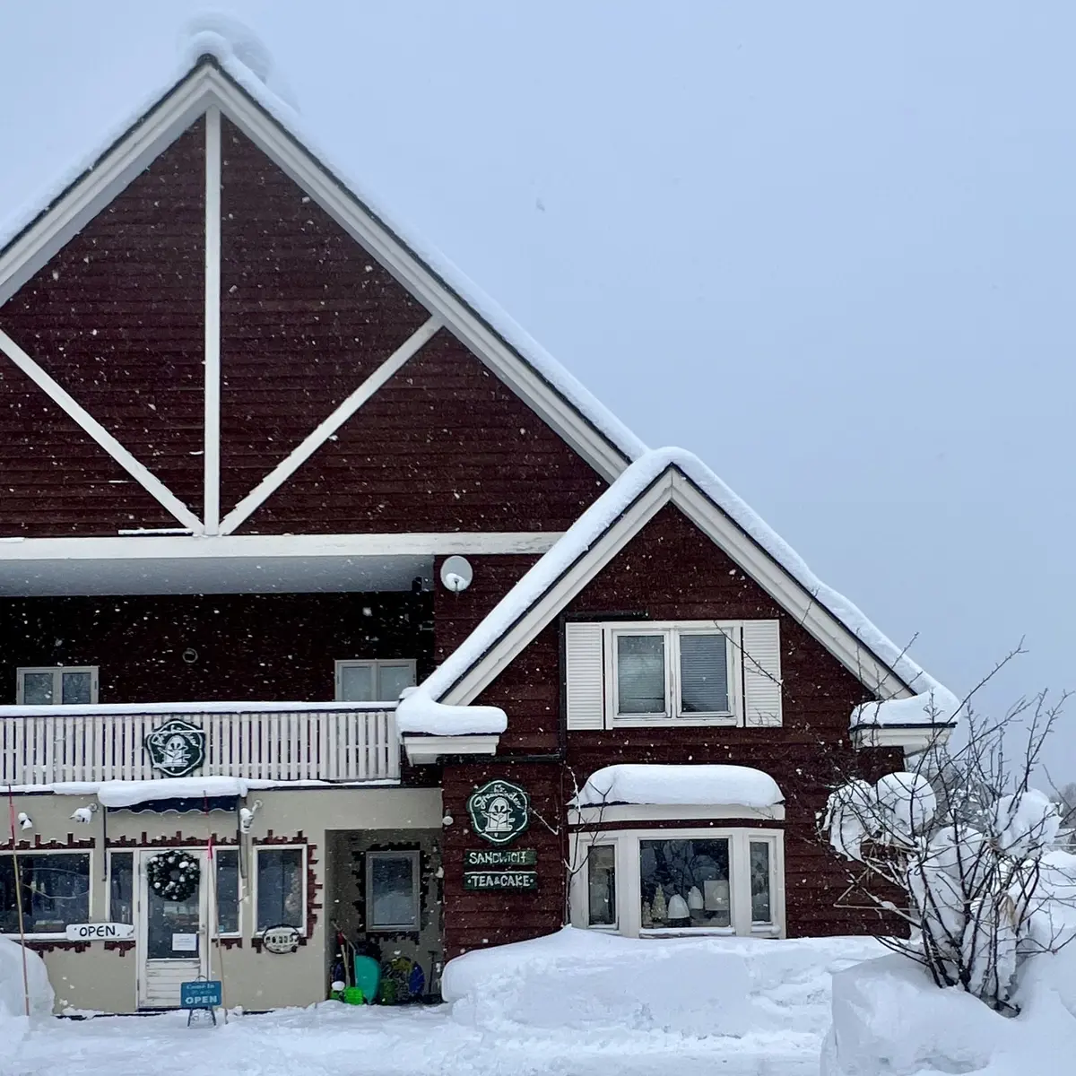 ニセコのカフェ「おやつとサンドイッチのお店 グラウビュンデン」の外観