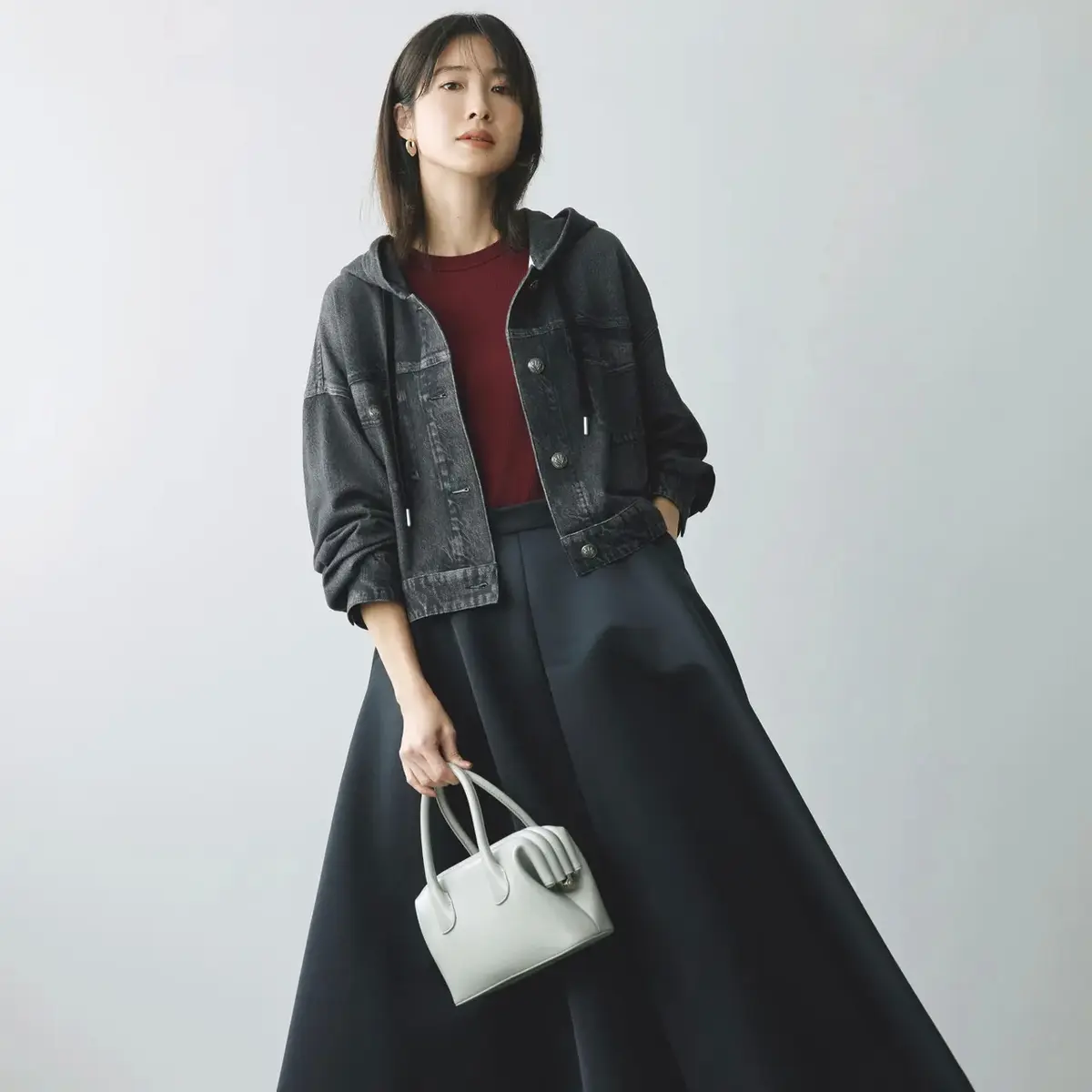 カジュアルなデニム風ジャケットとエレガントなスカートの甘辛ミックスがこなれた印象をかなえる。最高気温15℃