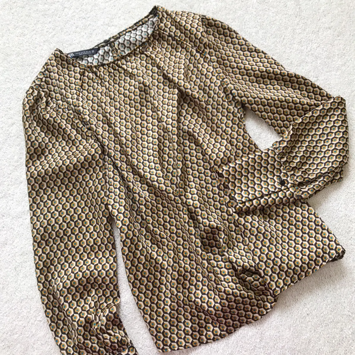 柄ブラウスで女性らしさをプラスの画像_3