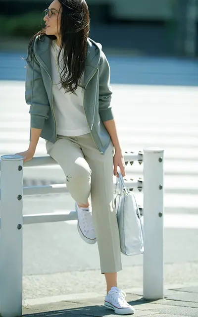 夏グレージュ　スポーティ　パンツ