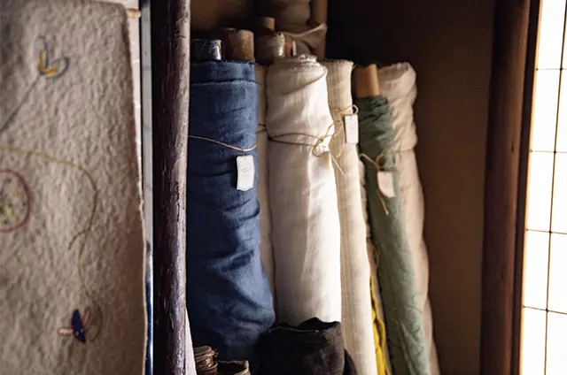 「FLUFFY AND TENDERLY」にそろうリネンはニュアンスカラーが美しい。カーテンやベッドリネンをオーダーできる