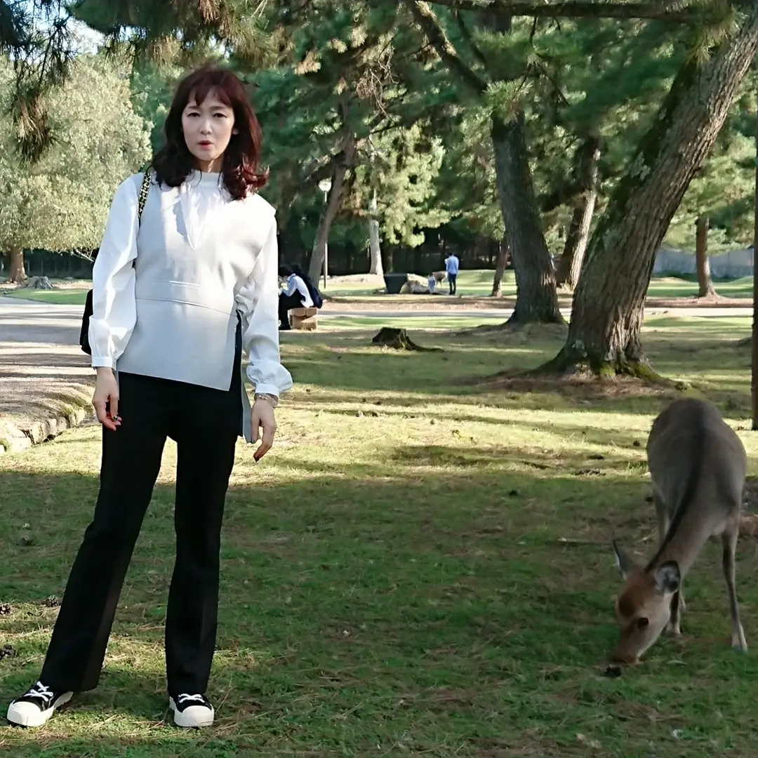 ライトグレーベスト  黒いパンツ  白いブラウス  スニーカー