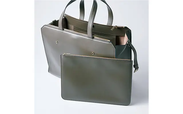 シーンや装いに合わせてフォルムを変身。 スマートに持てる逸品