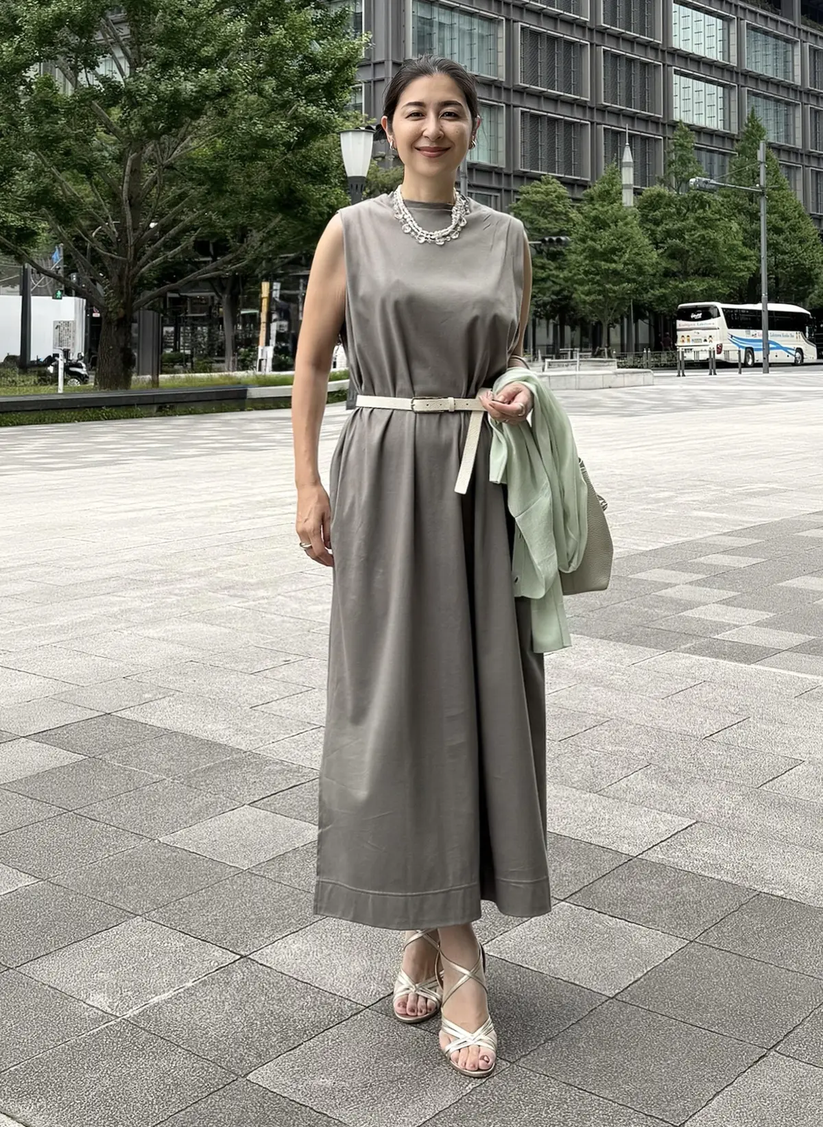 イーバイエクラ　SALONEワンピース　グレージュ　接触冷感ワンピース　オフホワイトバッグ、オフホワイトベルト　シャンパンゴールドサンダル　ライトグリーンカーディガン
