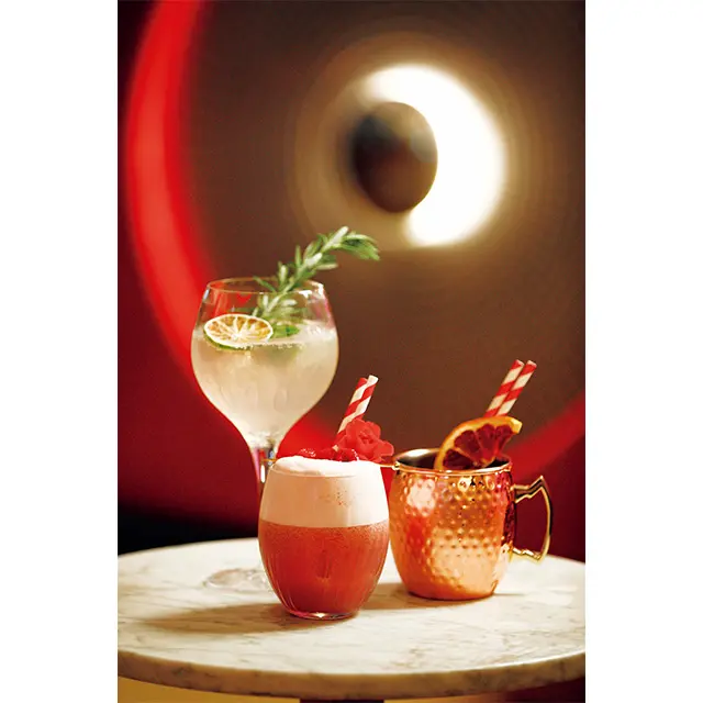 写真左、「リビングルームG＆T（ジントニック）」 ￥2,280をはじめ、インフューズドスピリッツや茶葉などを使ったカクテルも秀逸