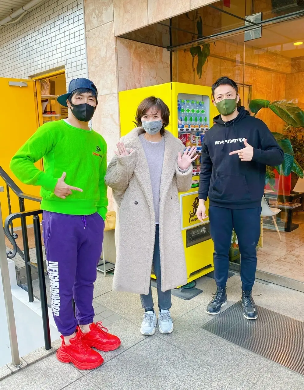 イエローのクラッチbagをアクセントにの画像_3