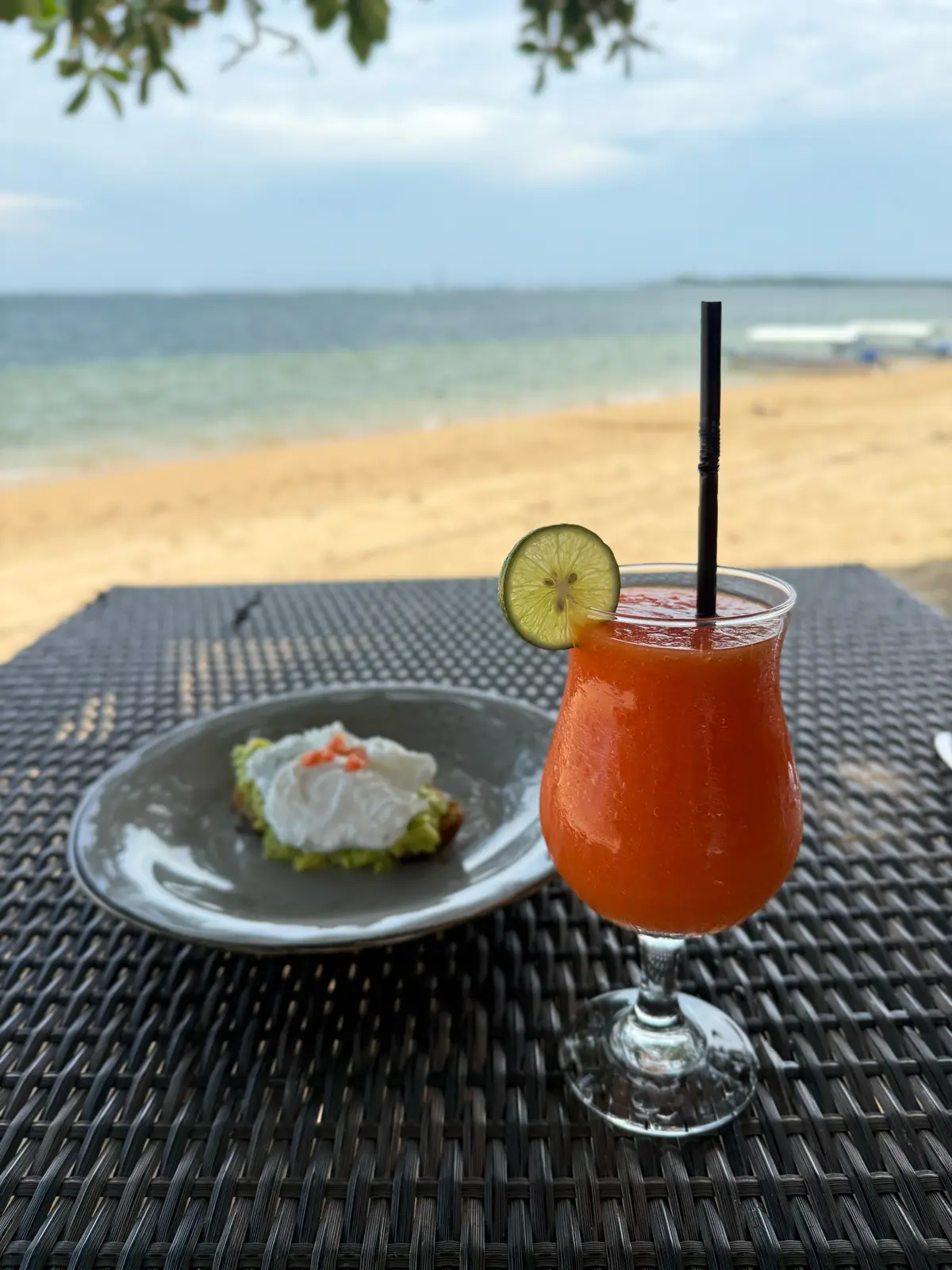 バリ島　サヌール　50代夫婦旅行　BALI 　サヌールビーチ　レストラン　フルーツジュース