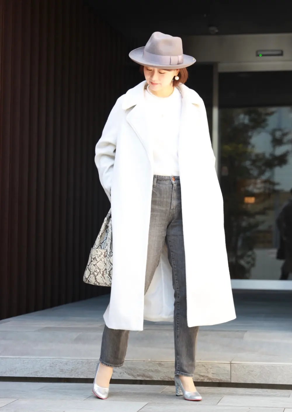 「ライトなグレー」のワントーンコーデ。の画像_4