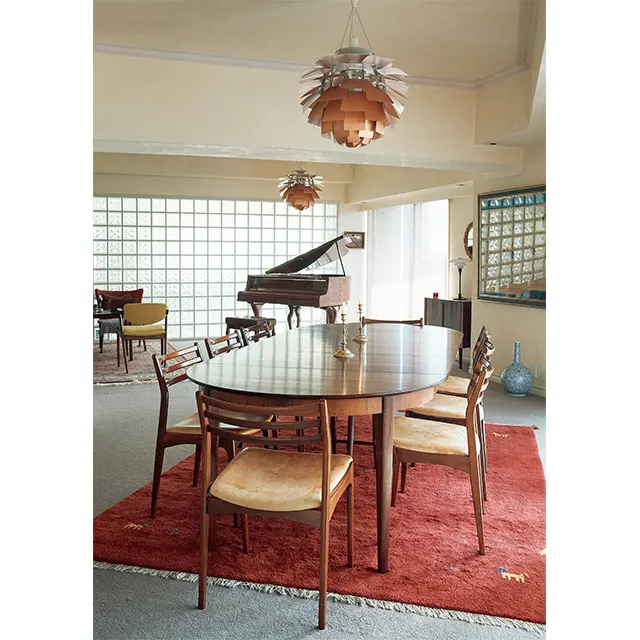 ローズウッドのダイニングテー ブル＆チェアは、行きつけのイ ンテリアショップ、『ルカスカ ンジナビア』で購入。