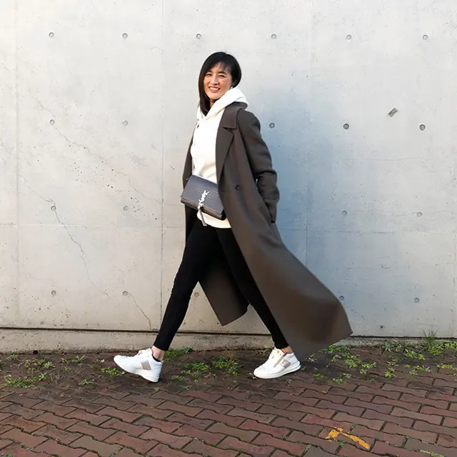 白スニーカーでワンランクアップのスポカジ風スタイル