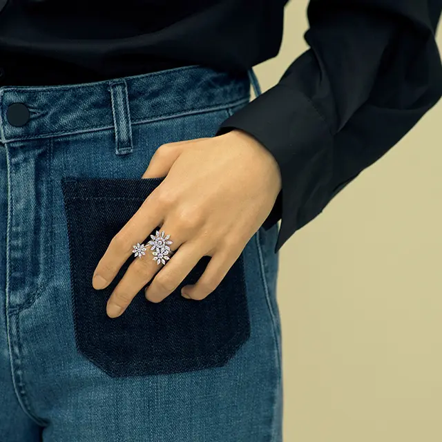 TASAKIの花冠モチーフのリング×ボーイッシュなデニムスタイル