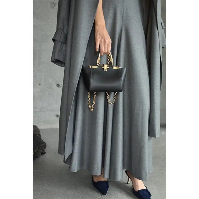 動くたびにたっぷりと揺れるマキシ丈のフレアスカートは、艶やかでしなやか、そしてシワになりにくいイタリアの＜B.V.C社＞の上質なウールツイル素材を使用。シンプルにTシャツを合わせるだけで、こなれ感覚も軽やかさも備えたエレガントスタイルが完成する。肌寒い日には同素材のコートを纏って、より洗練されたムードを楽しみたい。