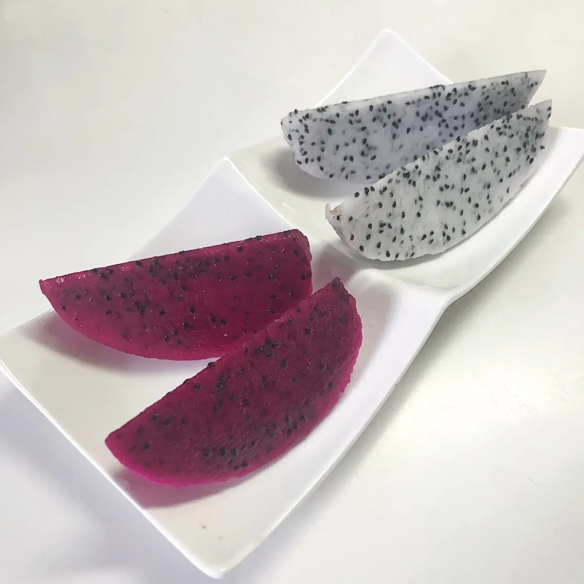 お皿に盛った半月切のドラゴンフルーツ