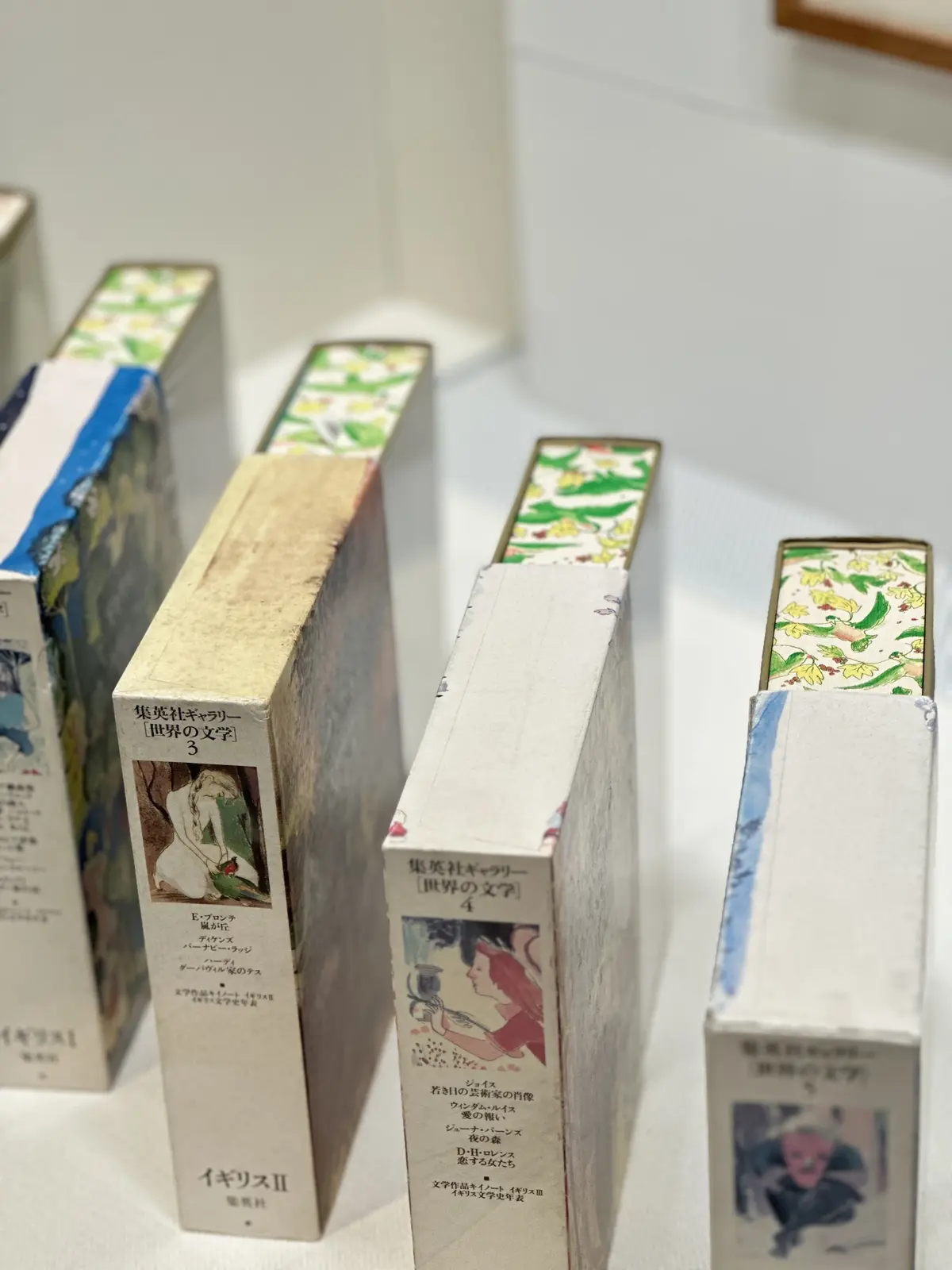 木の温もり感じる村上春樹ライブラリーと山の画像_19