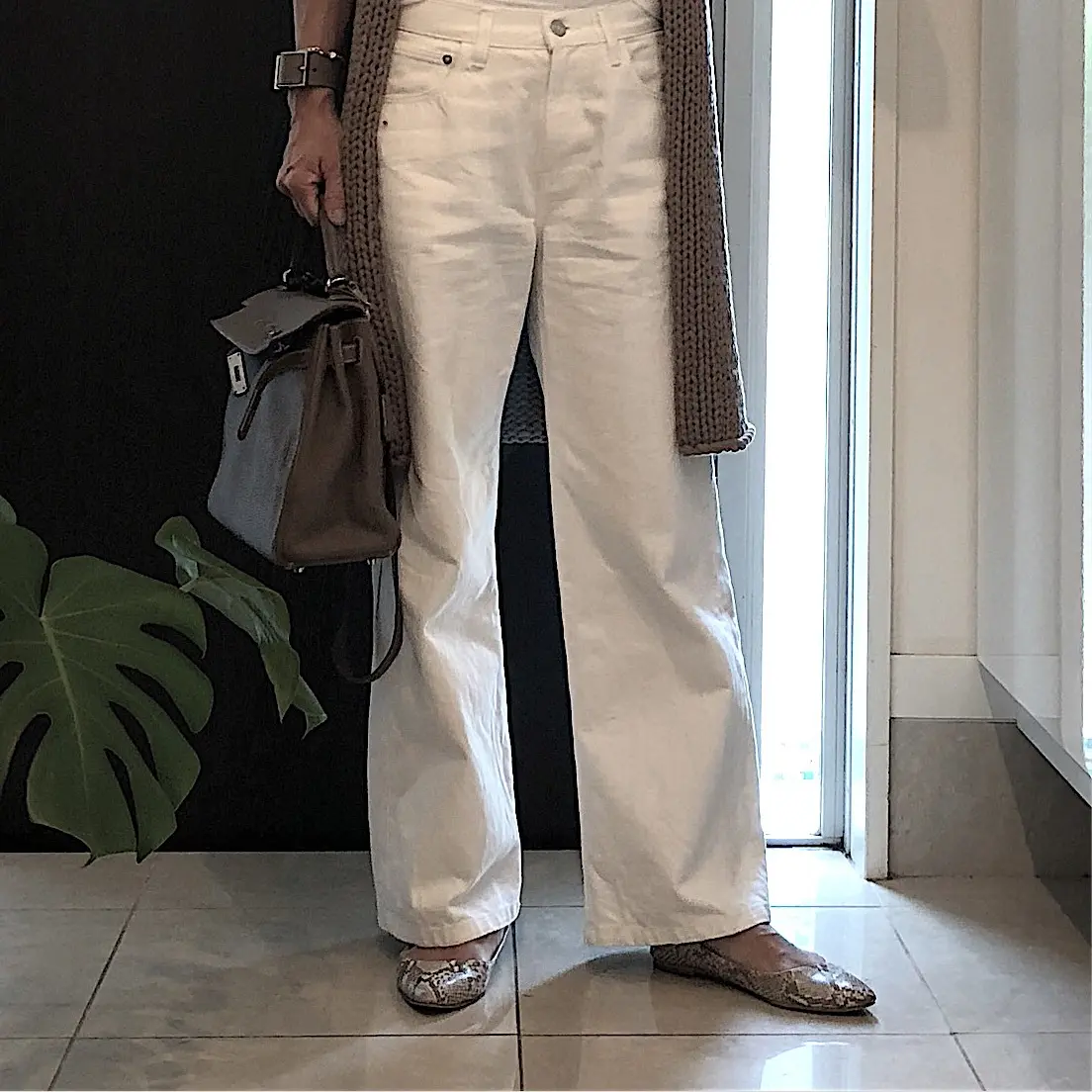 セミワイドのホワイトデニムはエクラ世代のの画像_2