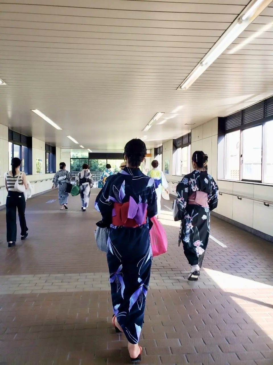 浴衣、紺、紺色、紺色浴衣、藍、藍色、藍色浴衣、蝶々柄、蝶柄、グラデーション、薄紫、薄紫グラデーション、グラデ、赤、赤帯、紫、和柄、お洒落帯、お洒落浴衣、ママ浴衣、晴れ、女子会、jマダム、夏、夏休み、浴衣コーデ、素敵、綺麗、お洒落、可愛い、大人浴衣、大人っぽい、後ろ姿、リボン結び、蝶々結び、ダブルリボン、浴衣帯、アップスタイル、浴衣ヘア、ヘアアップ、ヘアアレンジ、全身、後ろ姿全身、後ろ全身