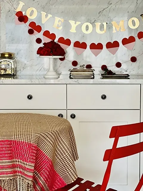 食器棚をバレンタインデコレーションに！