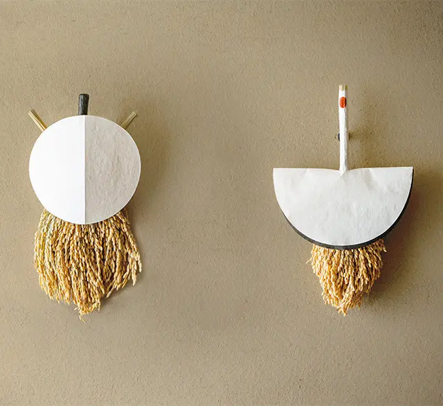 鶴と亀をモチーフに、たわわに実った稲穂を使った 壁飾り。甲羅は和紙に胡粉を、頭は墨を施した迎え亀、 ちぎり貼りした和紙に胡粉を施し、紅をさした迎え鶴 各￥8,800