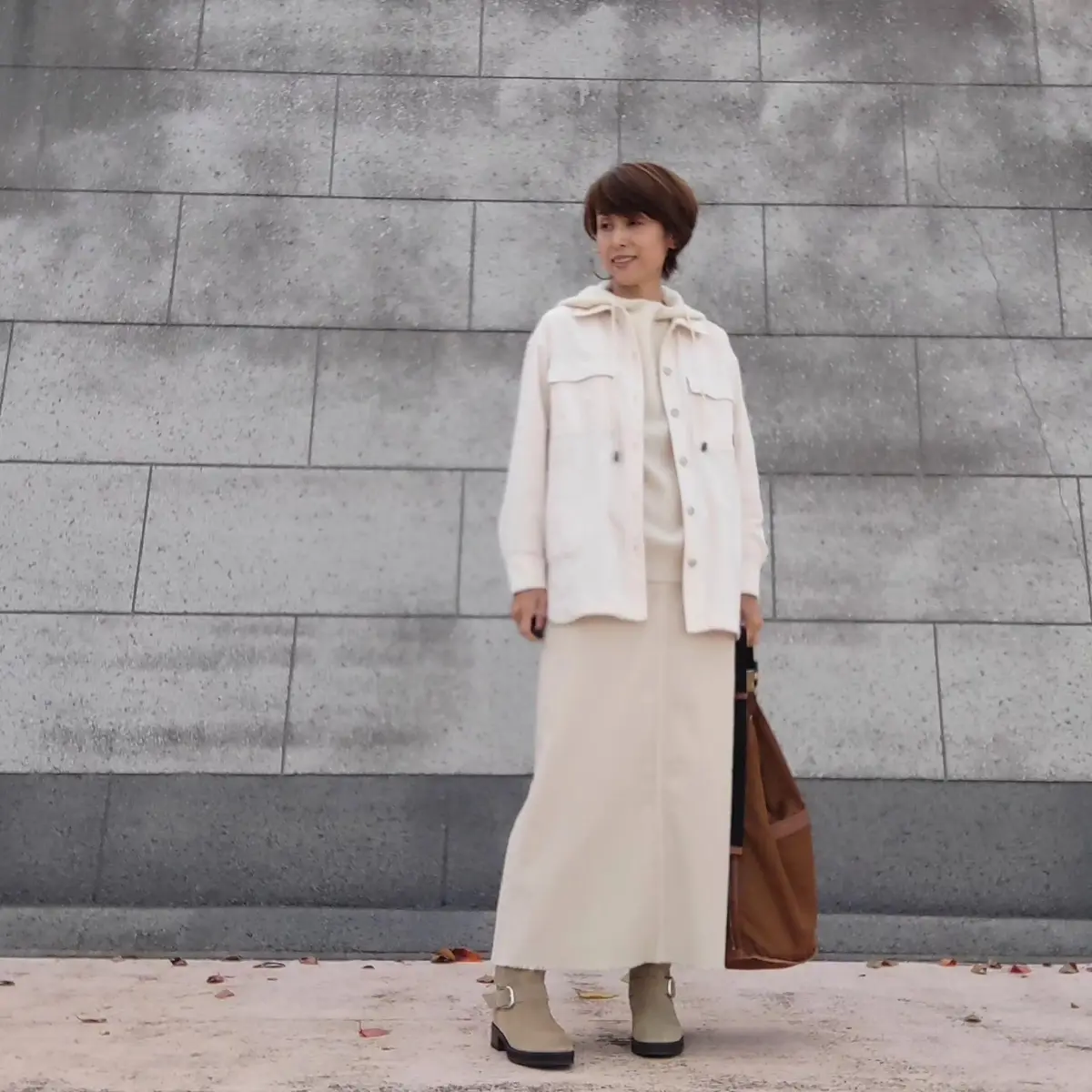 ワントーンコーデ　ニットワンピース　エンジニアブーツ　ニットパーカー　コーディロイスカート