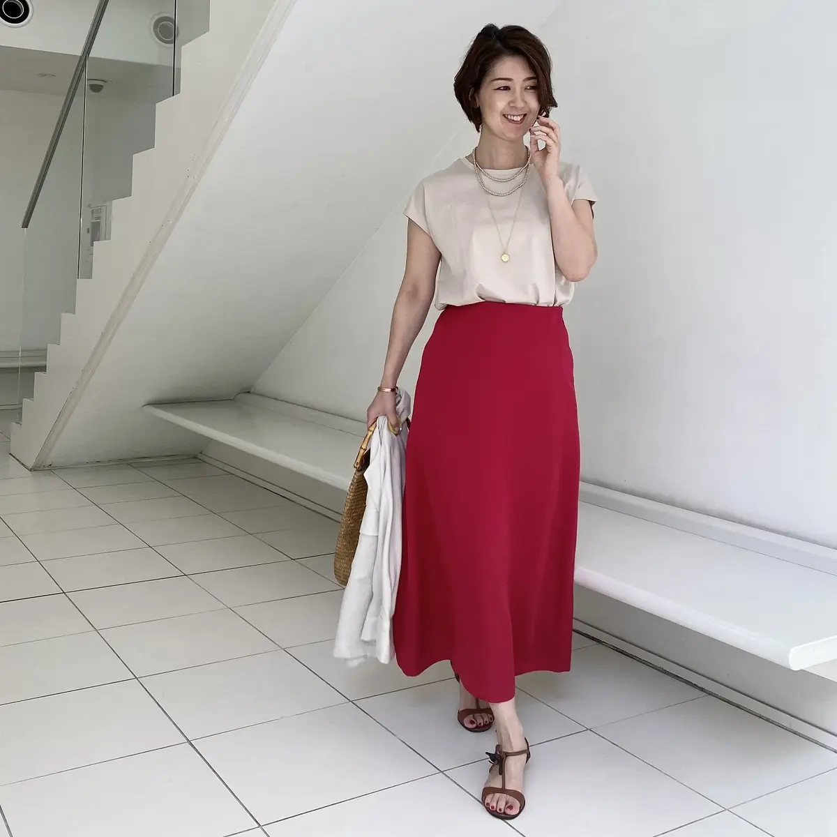 サテンなピンクスカートをまとっての画像_1